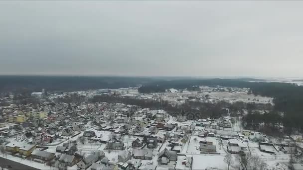 Panorama sobre la pequeña ciudad en invierno con rotación — Vídeos de Stock