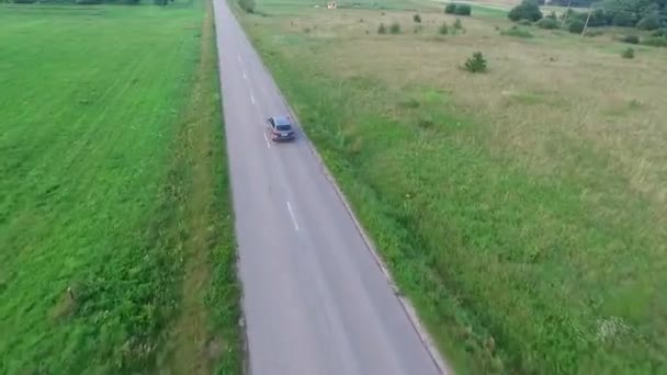 Sobrevolando el camino rural — Vídeo de stock