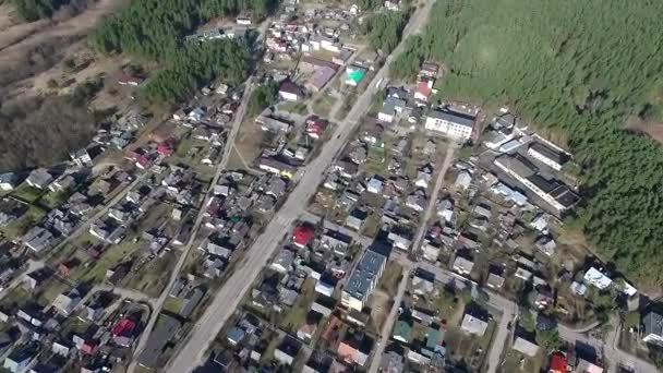 Volo sopra la piccola città vicino alla foresta — Video Stock