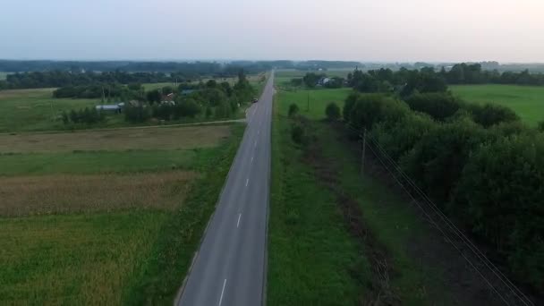 Sobrevolando el camino rural — Vídeo de stock