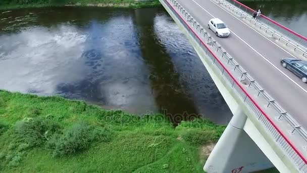 Atterrissage sur le pont près de la rivière et de la ville — Video