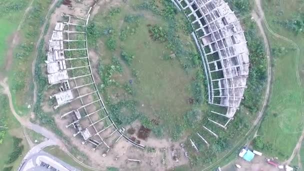 Uçuş süpermarket yakınlarında terk edilmiş Stadium çevresinde — Stok video