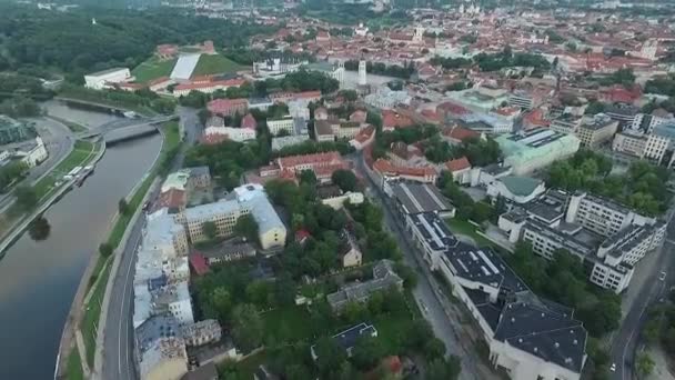 Flygfoto över staden nära floden — Stockvideo