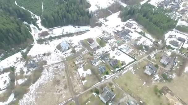 Câmera inclina-se da estrada para a floresta — Vídeo de Stock