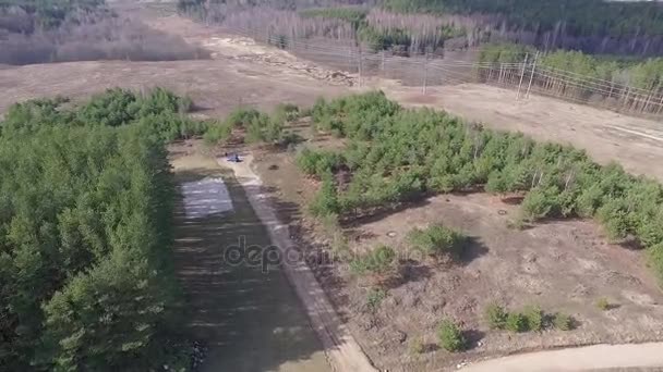 Пролетев над гравийной дорогой в стране — стоковое видео