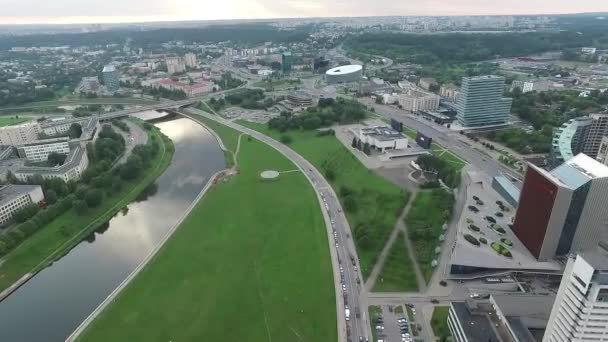 Vista aérea sobre la ciudad cerca del río — Vídeo de stock