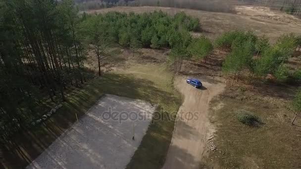 Voando longe da estrada de cascalho no país — Vídeo de Stock