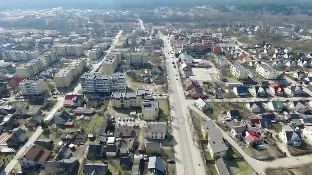Полет над маленьким городом — стоковое видео