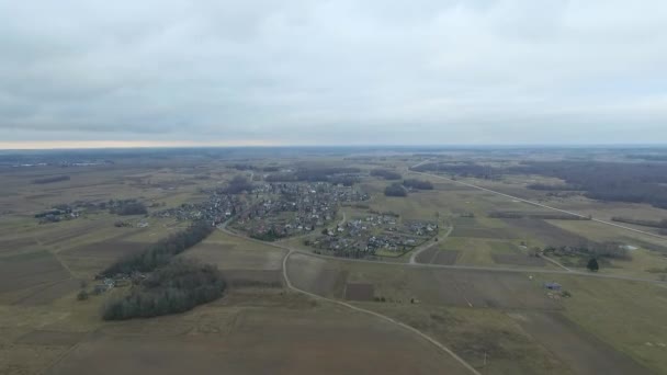 Letu nad malé město ve vzdálenosti — Stock video