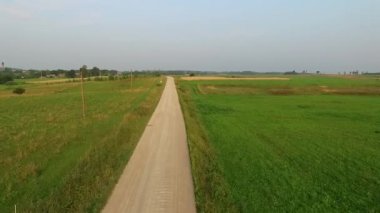 Uçuş çakıl yol kırsalında ötesinde