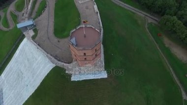 Kulenin etrafında uçan