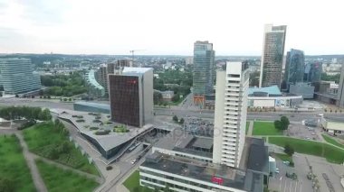 Uzun boylu evleri arasında uçan