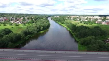 Köprü nehir ve mesafe kasabada yukarıda üzerinde açılış
