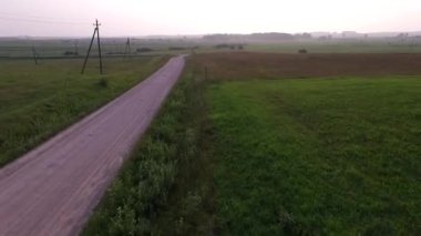 Uçuş çakıl yol kırsalında ötesinde