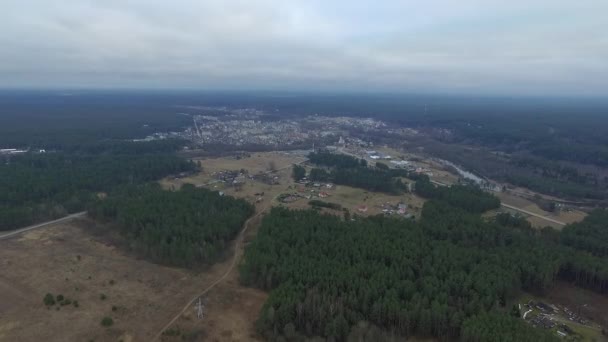 Volo sulla piccola città in lontananza — Video Stock