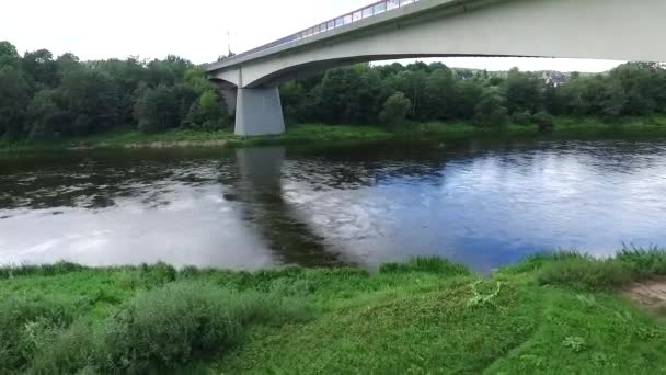 Vol sous le pont sur la rivière — Video