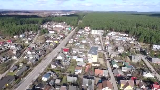 Vuelo sobre la pequeña ciudad — Vídeo de stock