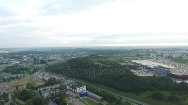 Panorama över staden nära skogen — Stockvideo