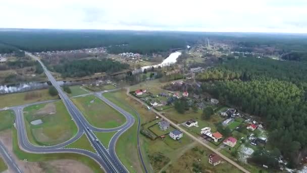 Flyg över skog och stad i avstånd — Stockvideo