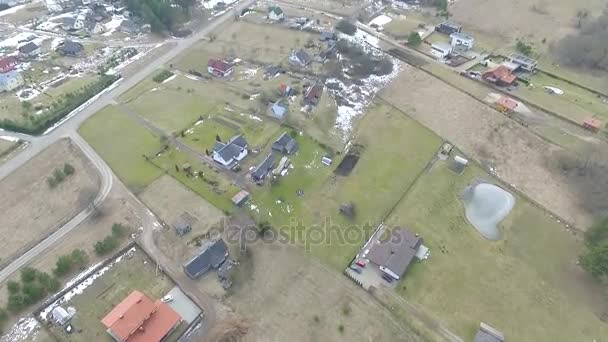 Flug über Kleinstadt — Stockvideo