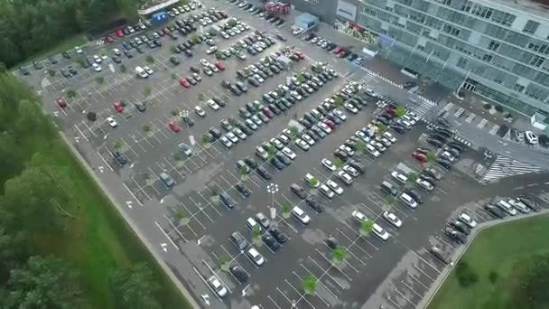 Aterrizaje sobre estacionamiento cerca de supermercado — Vídeo de stock