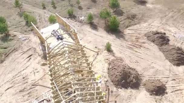 Volar sobre la construcción — Vídeo de stock