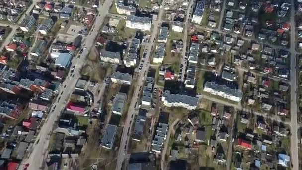 Vuelo sobre la pequeña ciudad — Vídeo de stock