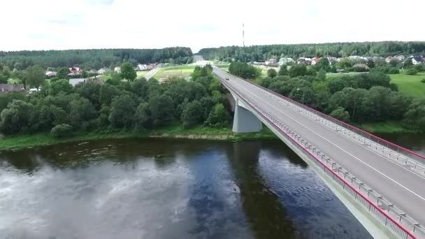 Volo lungo il ponte attraverso il fiume — Video Stock