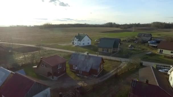 Полет над домами в деревне — стоковое видео