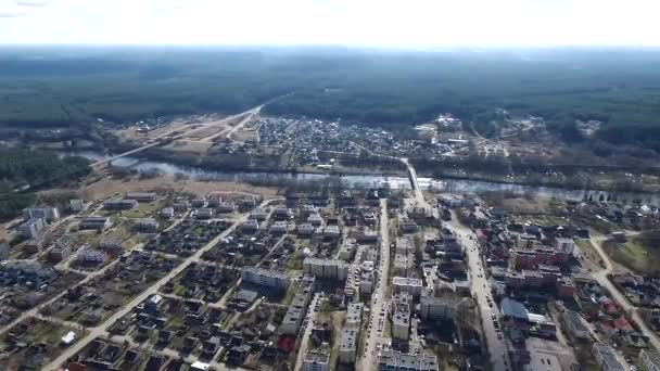 Panorama sobre la pequeña ciudad cerca del río — Vídeos de Stock