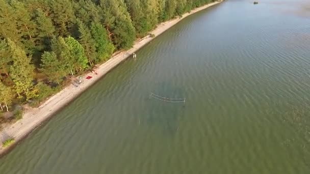 Vlucht boven het meer in de buurt van Forest — Stockvideo