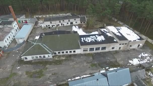 Vuelo sobre edificios abandonados — Vídeos de Stock