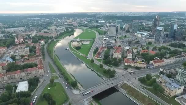 Εναέρια θέα πάνω από την πόλη κοντά στον ποταμό — Αρχείο Βίντεο