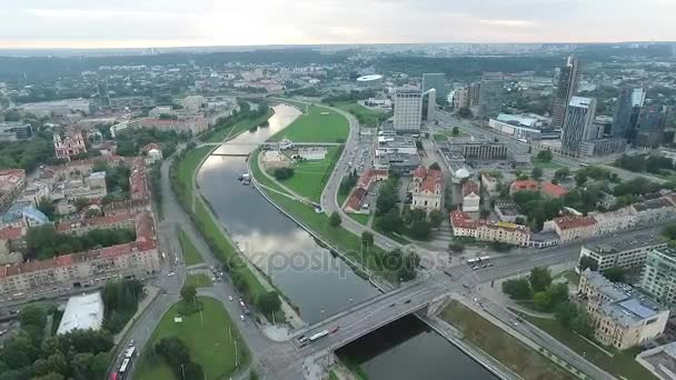 vue aérienne sur la ville près de la rivière  