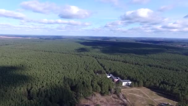 Letu nad městečko nedaleko lesa a řeky — Stock video