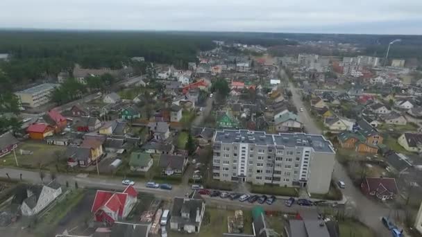 Полет над маленьким городом с поворотом влево — стоковое видео