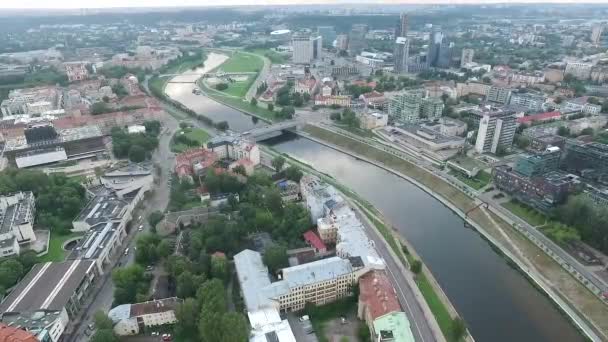 Панорама на город возле реки — стоковое видео