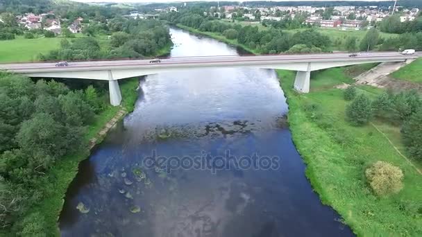 Repülő van a híd közelében, a folyó és a város távolság — Stock videók