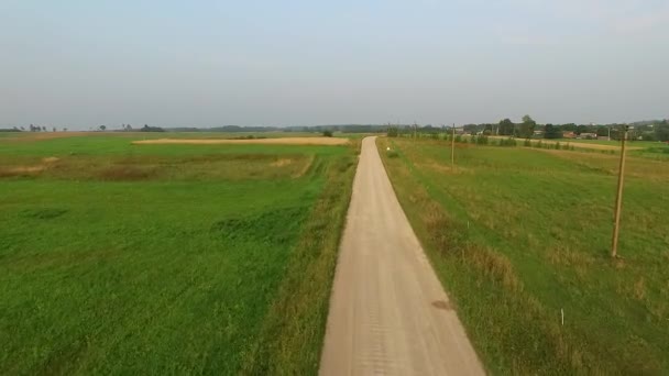 Політ за межами гравійної дороги в сільській місцевості — стокове відео