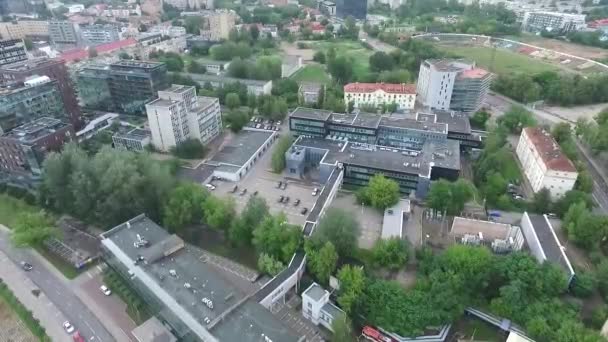 Aterrizaje lento sobre casas en la ciudad — Vídeo de stock