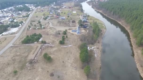 Volo oltre il fiume sopra la piccola città — Video Stock