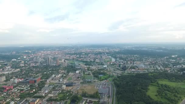 Πανοραμική θέα πάνω από την πόλη με περιστροφή — Αρχείο Βίντεο