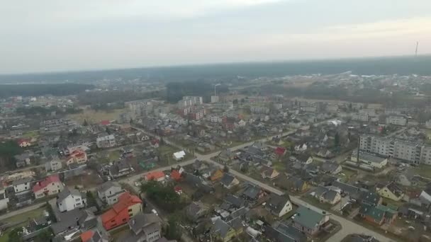 Vuelo sobre la pequeña ciudad — Vídeos de Stock