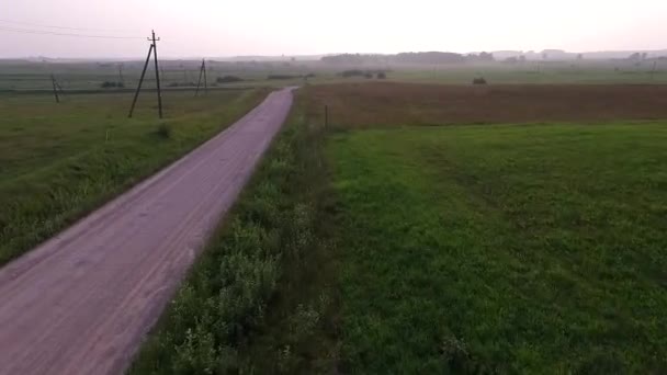Vlucht buiten onverharde weg op platteland — Stockvideo