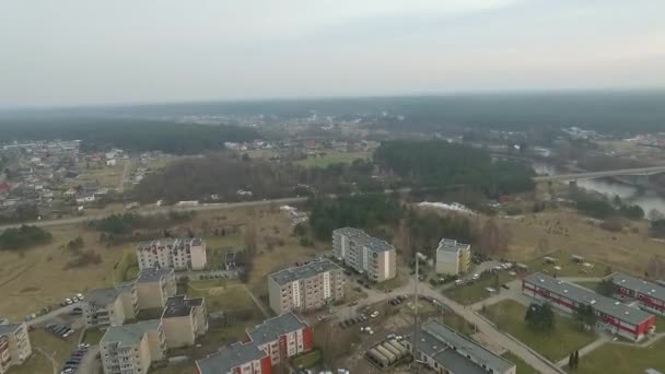 Vuelo sobre la pequeña ciudad — Vídeo de stock