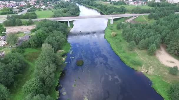 Latające nad rzeka i most — Wideo stockowe