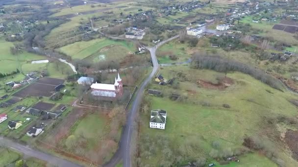 Flug über das Land in der Nähe der Kirche — Stockvideo