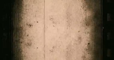 4 k siyah beyaz eski Film bak - kir, ışık sızıntıları, grenli doku, film flash, bir sürü eski film göz etkisi film yakar, beyaz arka plan gerçekçi titreşen
