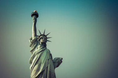 Mavi gökyüzü arkaplanlı Özgürlük Heykeli.