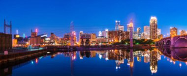 Minneapolis 'in gökyüzü gece boyunca yansımasıyla aydınlandı..